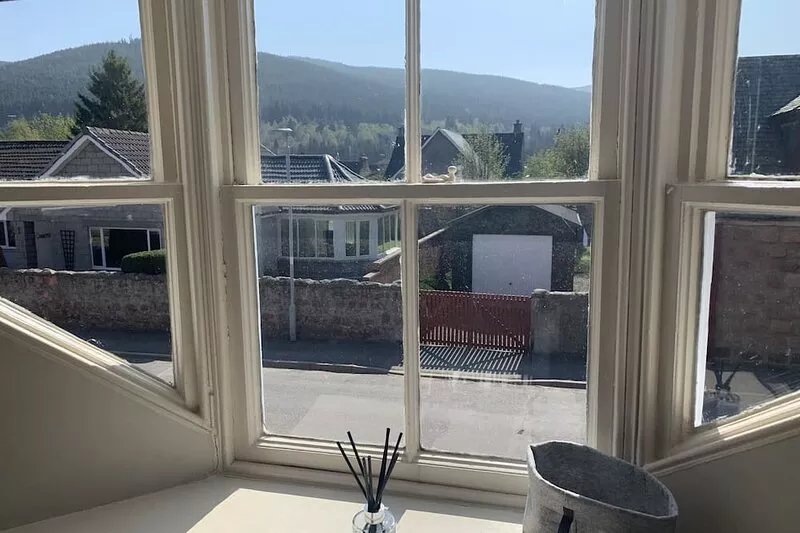 A cosy and tastefully decorated cottage in the centre of Ballater.