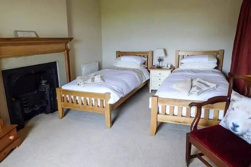 HORRACE FARM COTTAGE, pet friendly, with open fire in Pennington