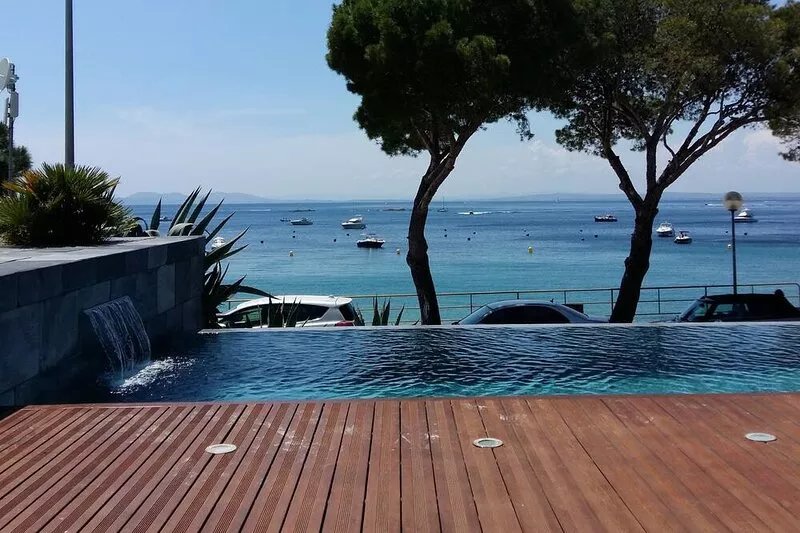 Luxurious apartment in front of the beach, pool, parking and spectacular views