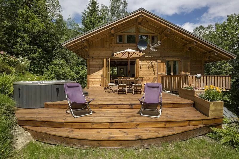 Wonderful private chalet with a beautiful garden and outdoor hot tub.