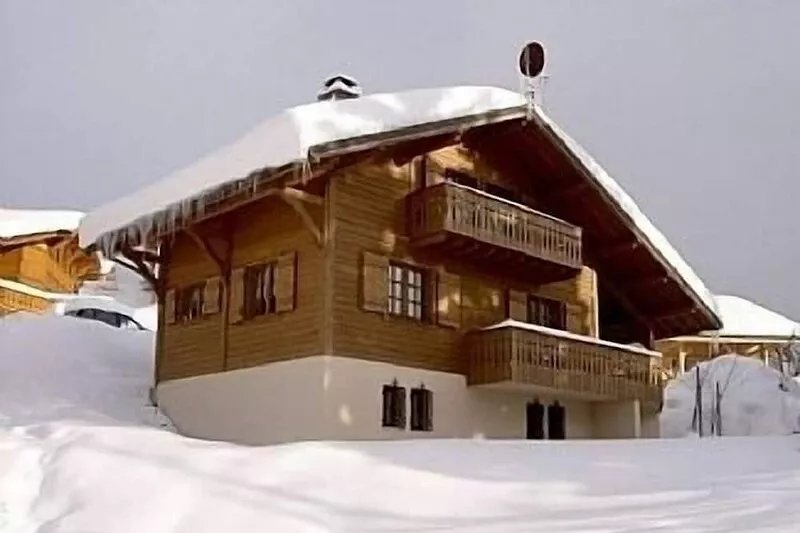 LAST MINUTE, Family Chalet ski in ski out close to slopes and bus