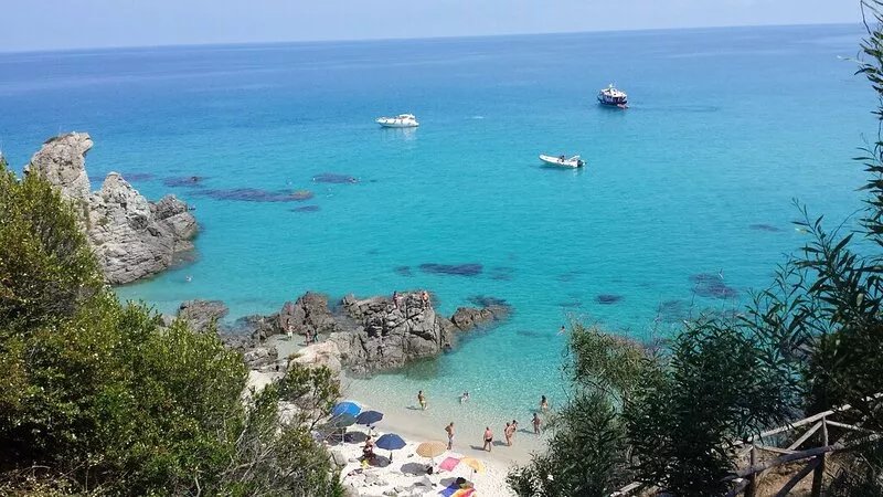 Newly built town house with stunning views, only 4 minutes walk to the beach