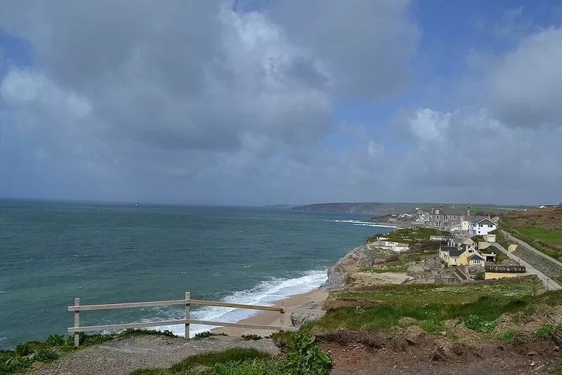 Family and pet friendly bungalow with garden in pretty Cornish fishing village