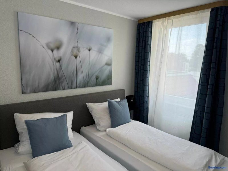 Zimmer 8 Cafe & Hotel