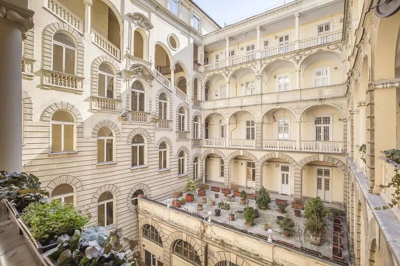 QUIET HISTORICAL BUILDING , DOWN TOWN, PEDESTRIAN AREA , WI-FI, A/C , Smart TV