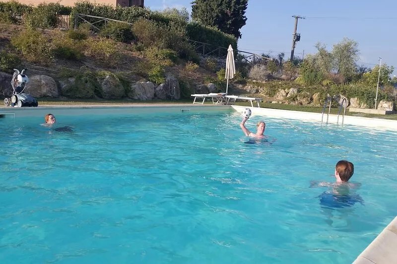 2 bedrooms, large pool, stunning views of San Gimignano, Tuscany, private garden