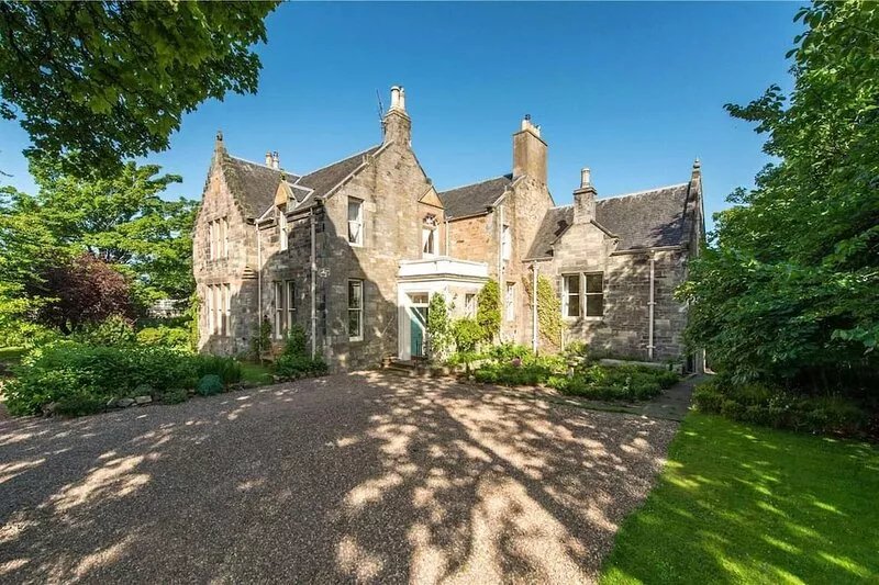 Charming, family sized period Villa 5 minutes from the beach