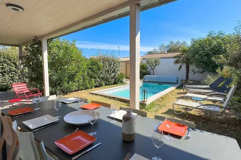 Pretty villa with pool and parking near the sea