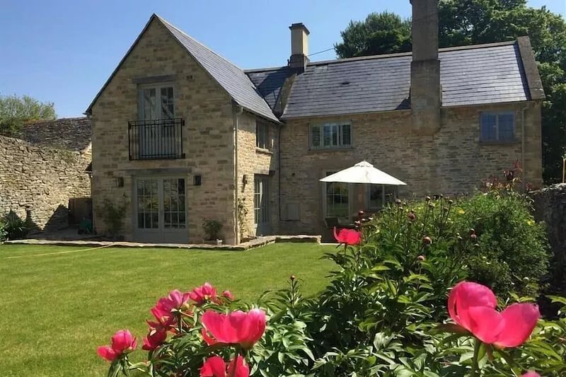 HILLSIDE COTTAGE, pet friendly, character holiday cottage in Burford