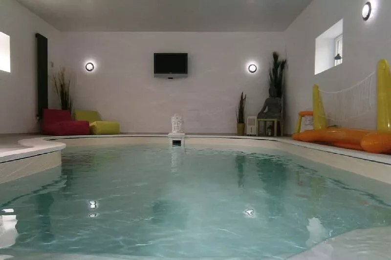 Cottage 6 people with indoor pool, fishing pond, landing beaches