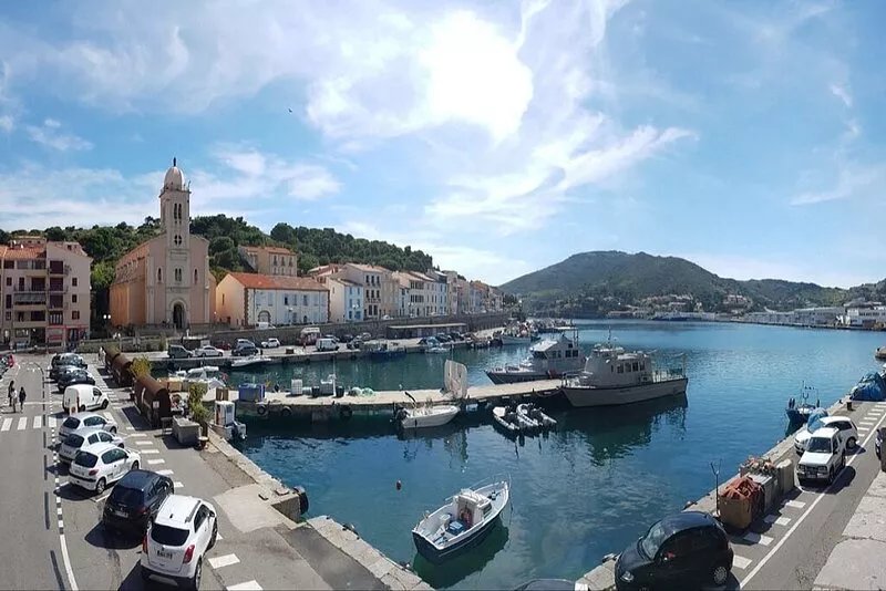 Bright, newly refurbished 2 bedroom apt overlooking charming harbour