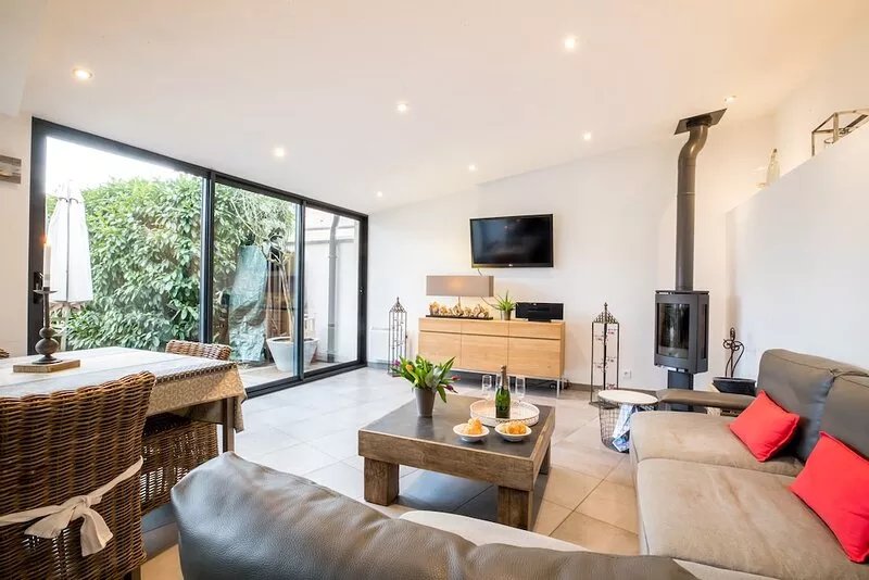 House-loft 200m from downtown with garden and free parking