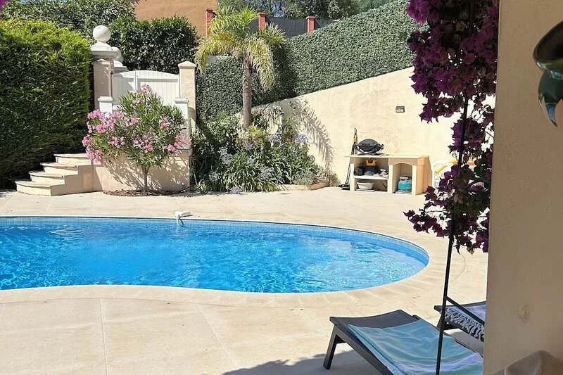 Villa located in Cagnes-sur-Mer, Cote d’Azur. For 8 people, with a swimming pool