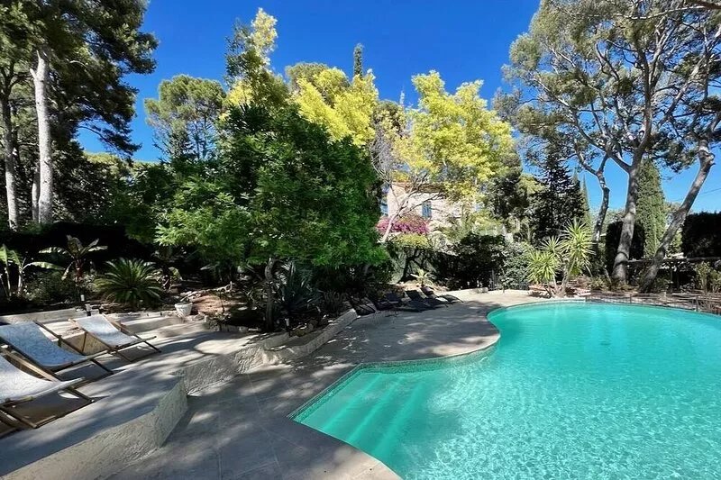 Art Deco villa near the sea at the entrance to the Parc des Calanques