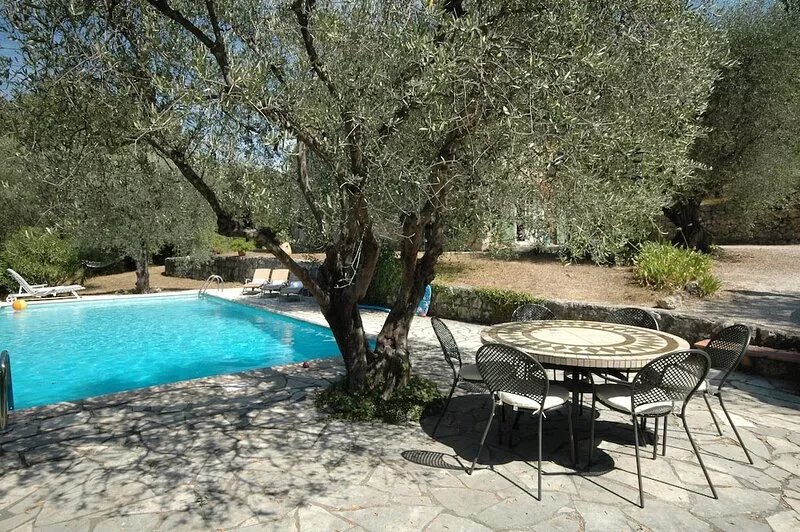 Mas des Corneilles, large house in private secluded garden with pool and many