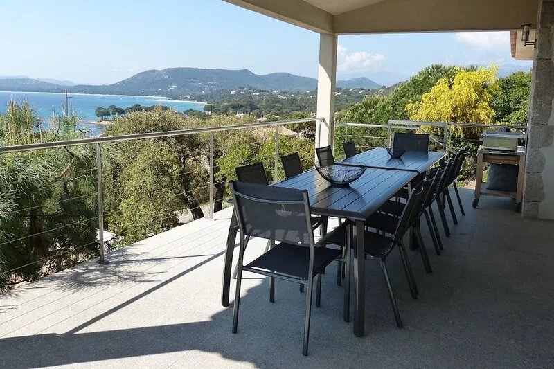 Villa with sea view and heated swimming pool in a quiet area and not overlooked
