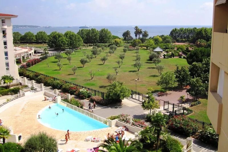 3 rooms on the top floor, panoramic sea view, swimming pool, air conditioning