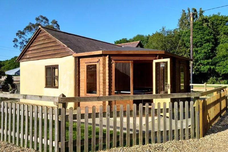 DETACHED COTTAGE 4 STARS. Ensuites. Games Room. Near Moors Valley / New Forest.