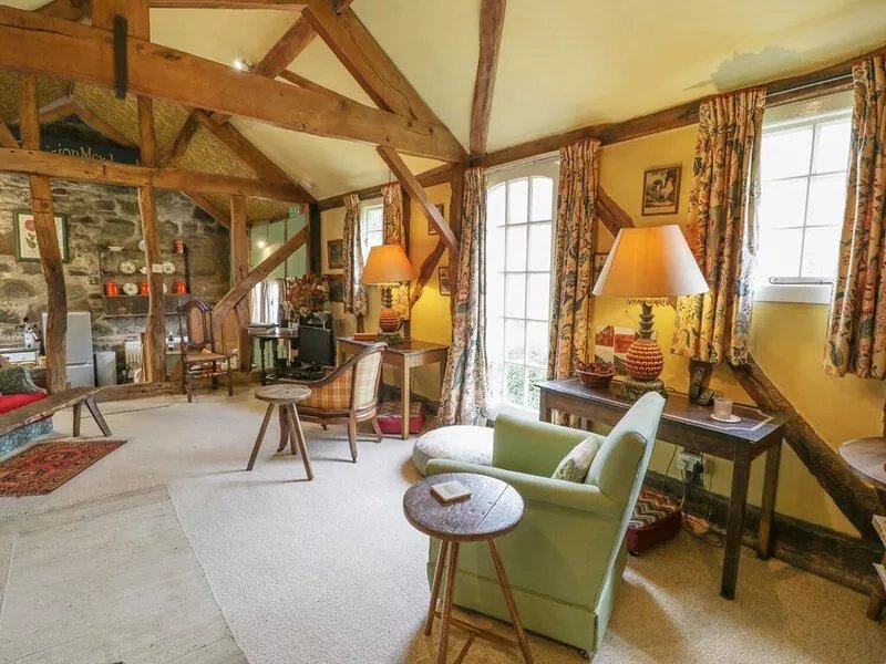 DOLGENAU HIR - THE BARN, pet friendly, with open fire in Trefeglwys