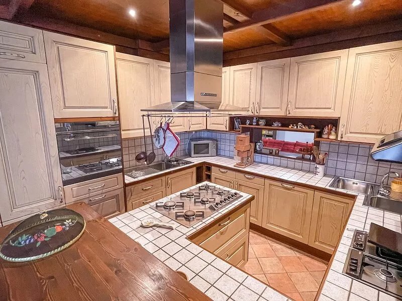 Cheerful 5-bedroom villa with pool and tennis