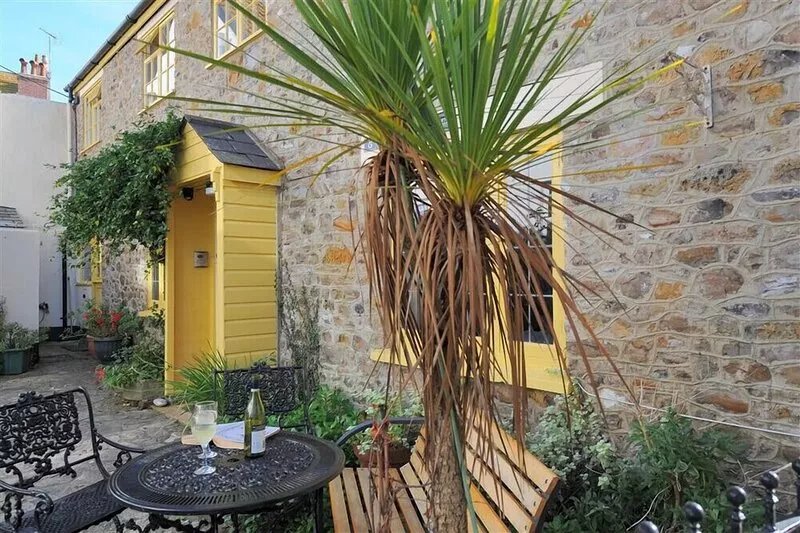 HONEYSUCKLE COTTAGE, pet friendly, with a garden in Lyme Regis