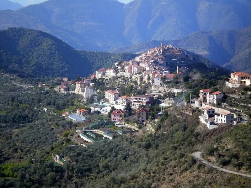 A little piece of heaven, set amongst stunning scenery  of mountain and sea view