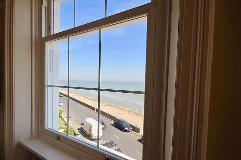 Delightful apartment with sea views on the Seafront of Deal