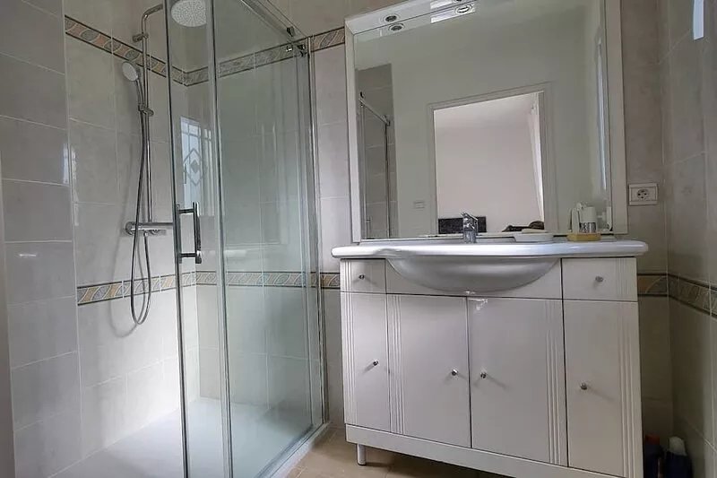 T3 air-conditioned apartment, ground floor, terrace and private parking.