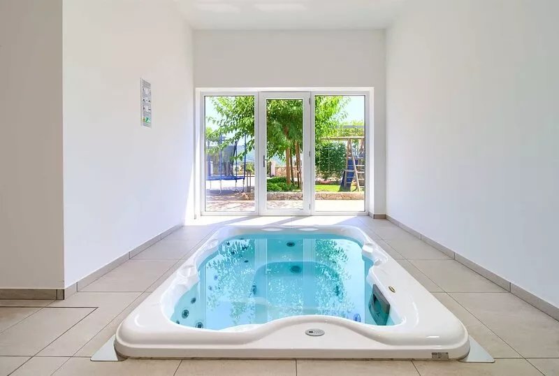 Apartment ROYAL 1 with pool and jacuzzi