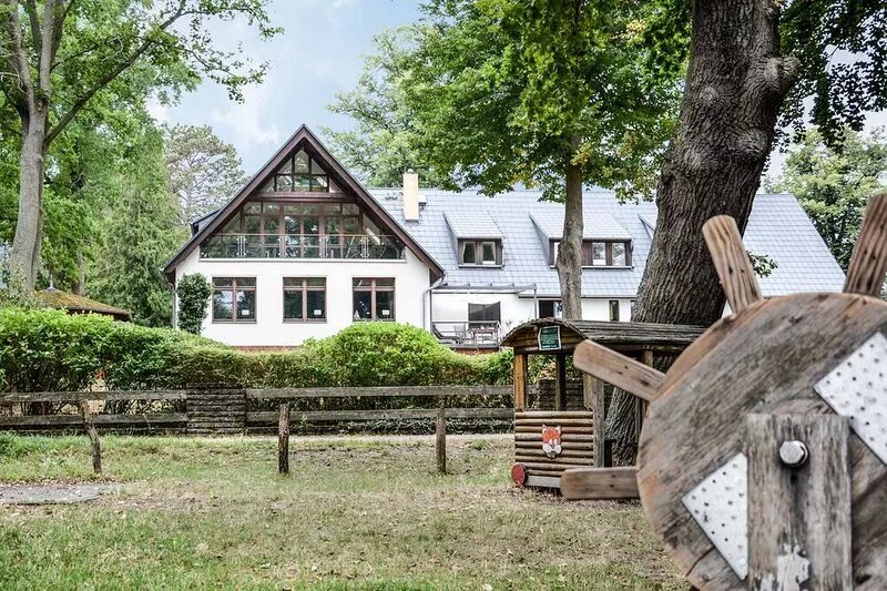 1 room apartment directly on the Schwielowsee with bathing access and garden