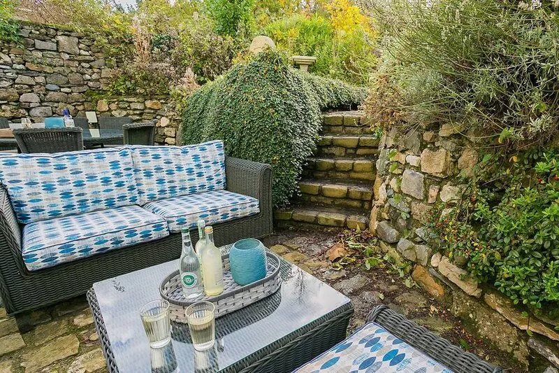 The Hideaway Beaumaris -  a near a pub that sleeps 12 guests  in 6 bedrooms