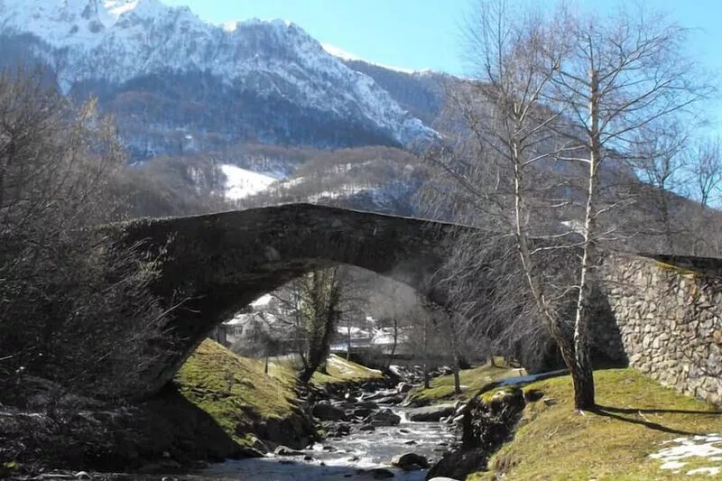 Pleasant house classified 3 stars. Panoramic view of the peaks of the Val d'Azun