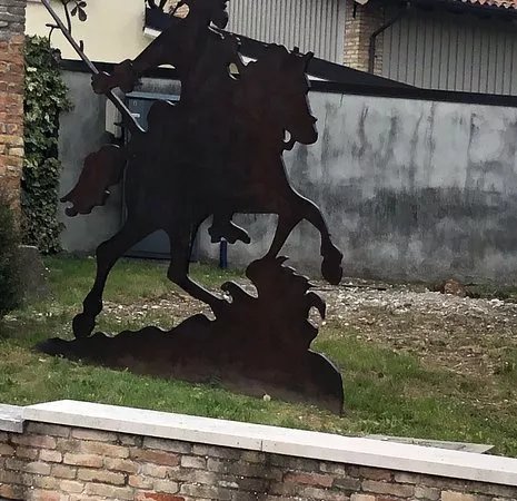 Il Monumento " Spaccafumo A Cavallo "