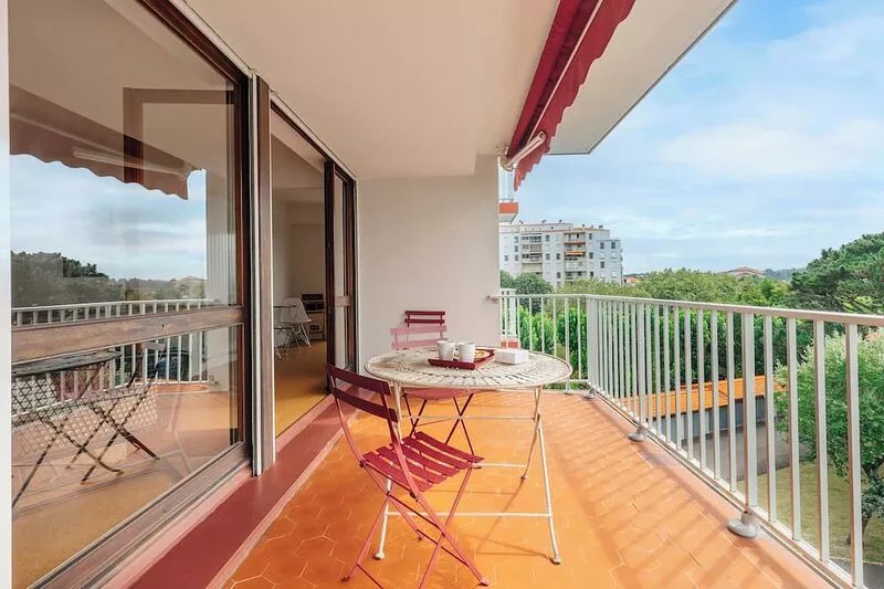 Sixties 64 :  2 bedrooms apartment with a balcony and parking in Biarritz
