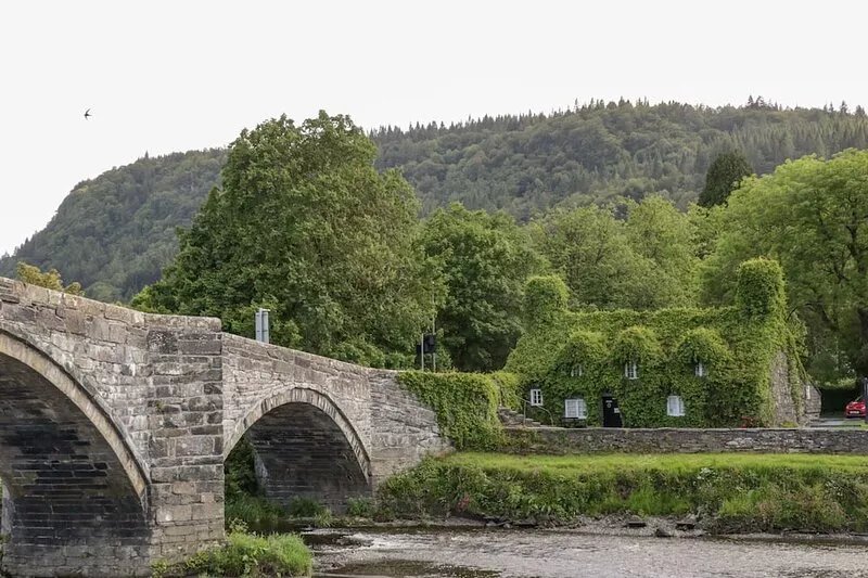 DOLWEN, pet friendly, with open fire in Penmachno