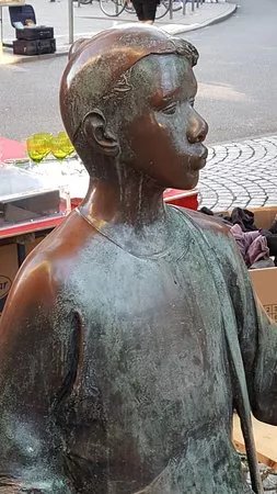 Skulptur "Zeitungsjunge"