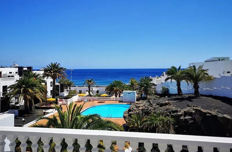 2 Bedroom Homely Apartment With Wonderful Sea Views From The Living Room & Wi-Fi
