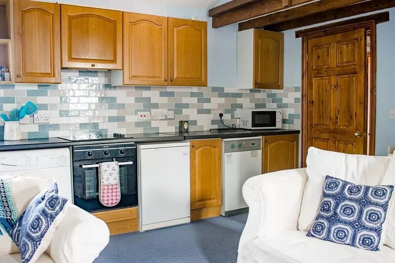2 Bed cottage, original exposed beams. Pet friendly - 5 mins to nearest beach.