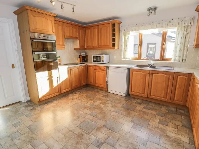 AWEL Y LLAN, family friendly, character holiday cottage in Llanfair