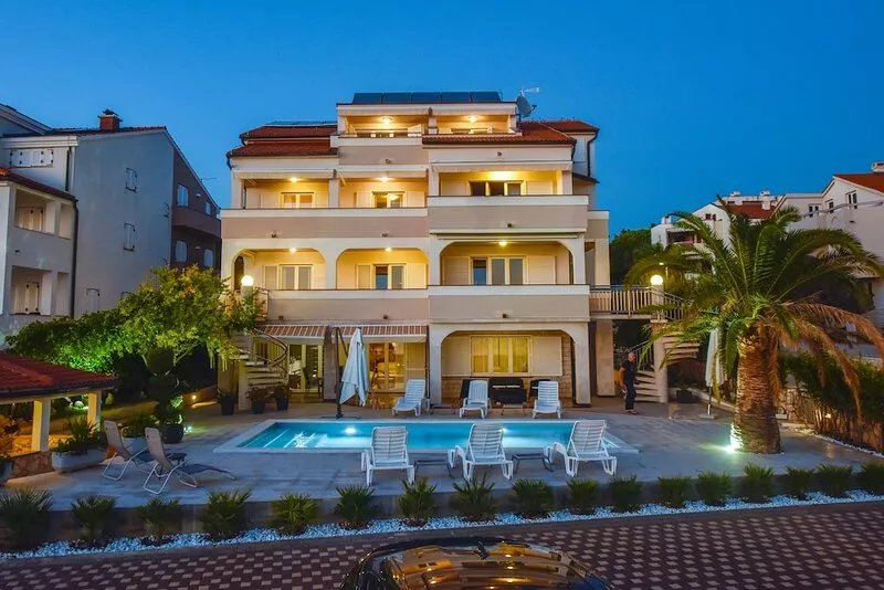 Deluxe Three-Bedroom Apartment with Pool next to the Sea