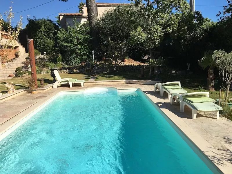 FLAT IN A VILLA CLOSE TO THE CENTER OF CANNES WITH POOL