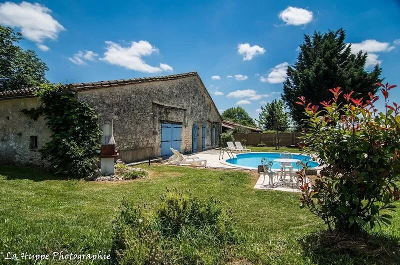 Detached Rural barn retreat set in open farm land -with private pool