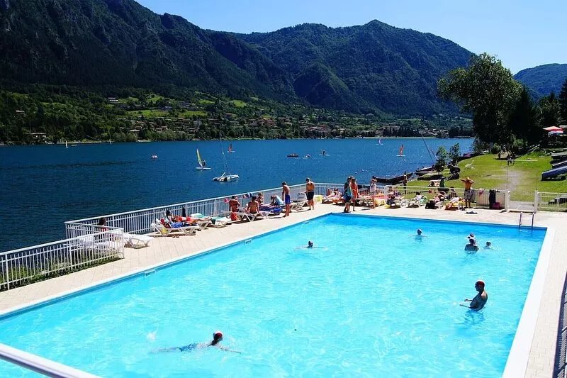 Directly on the lake with terrace for seven people