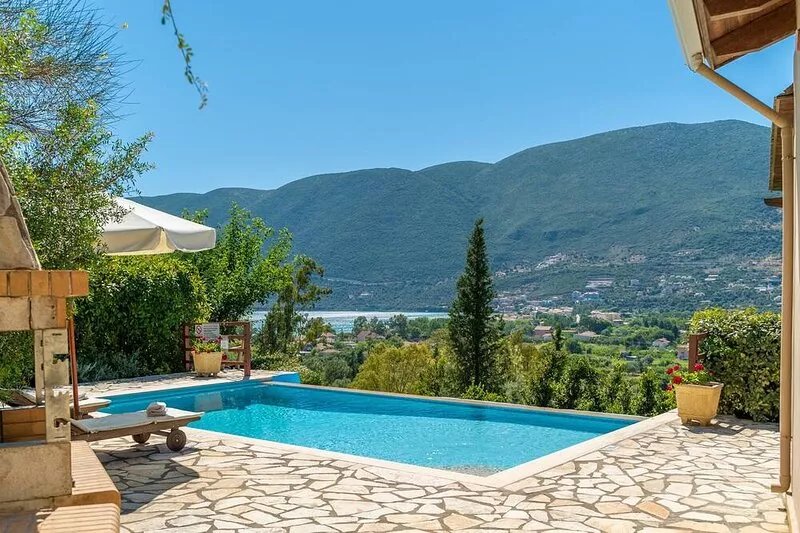 Kerithra Villa, overlooking Vasiliki bay, close to the beach and other amenities