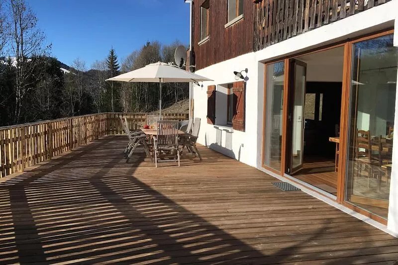 In a magnificent chalet in Les Gets, apartment and garden not overlooked