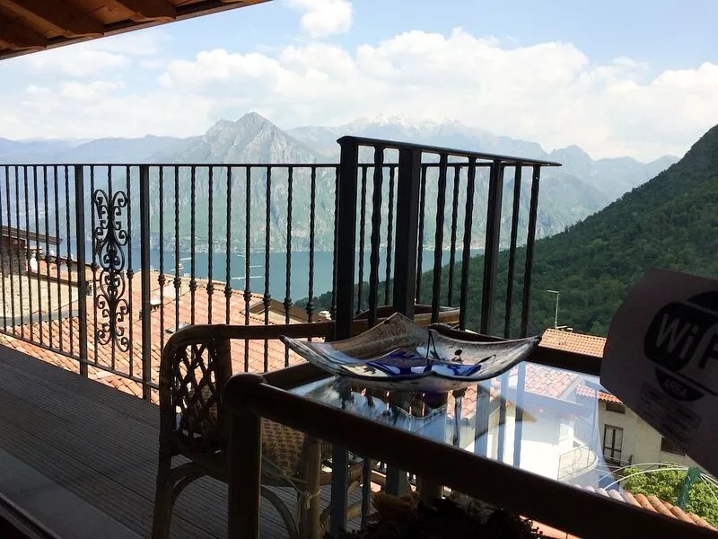 Holiday home with lovely views of Lake Iseo for 6 people