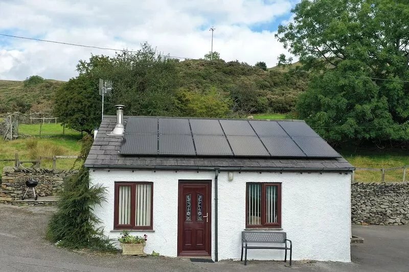 GHYLL BANK BUNGALOW, pet friendly, with open fire in Staveley