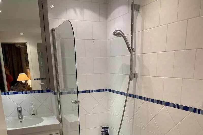Large sunny flat just minutes from the Croisette, Cannes, with PRIVATE PARKING