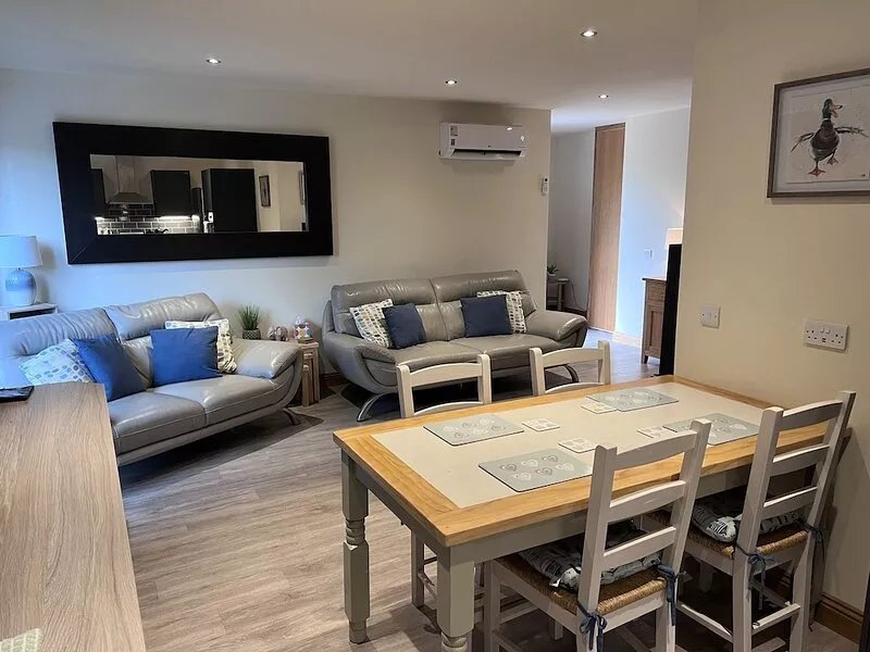Woodburn Lodge With Private Hottub,  Smart tv with Wifi, Veiws To Mabie Forrest