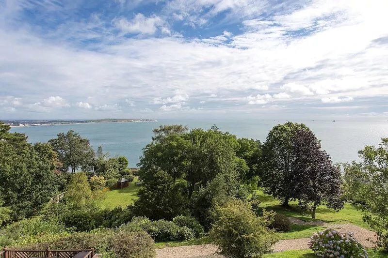 A first-floor apartment with an elegant balcony and views out to sea.